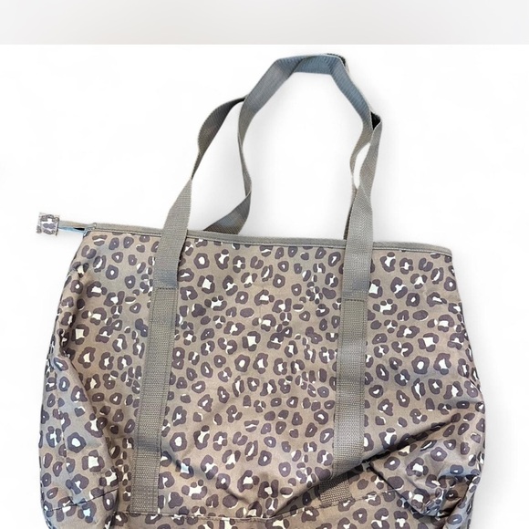 Chic Leopard Print Tote Bag - Picture 2 of 8
